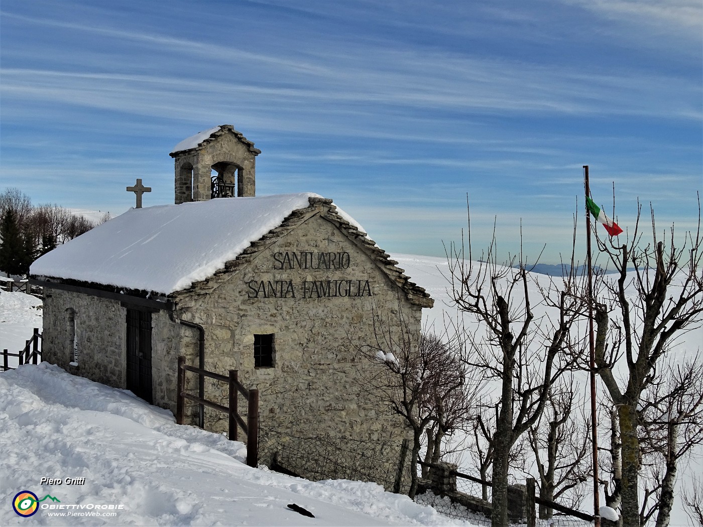 02 Sulle nevi del Linzone (1392 m) alla chiesetta della Sacra Famiglia di Nazareth.JPG